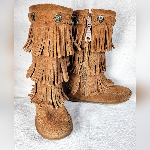Genuine Leather Minnetonka 3-tiered Fringe Moccasin Boots - Picture 2 of 4
